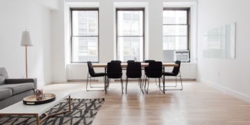 Scegliere tra piastrella, carta da parati o parquet, come?