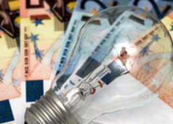 Caro energia, sei mosse per risparmiare sulla bolletta di luce e gas