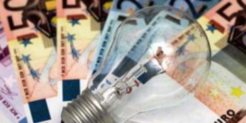 Caro energia, sei mosse per risparmiare sulla bolletta di luce e gas