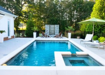 Come sistemare e pulire la tua piscina: Guida pratica per la manutenzione estiva