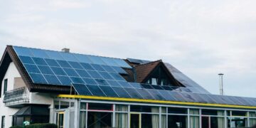 Installazione del fotovoltaico: la preparazione del cantiere e la sicurezza operativa